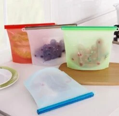 Siliconen Vershoudzakken | Bewaarzakken | Diepvrieszakken | Herbruikbaar | Lekvrij | Set 4-Stuks 1000ml | Vries & Hitte Bestendig | 4 Kleuren 8 Siliconen Vershoudzakken | Bewaarzakken | Diepvrieszakken | Herbruikbaar | Lekvrij | Set 4-Stuks 1000ml | Vries & Hitte Bestendig | 4 Kleuren -Huishoudelijke Benodigdheden Winkel 1200x1168 1