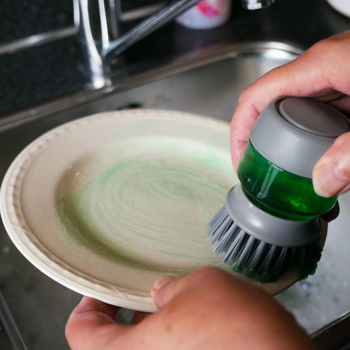 In Round Afwasborstel Met Zeepdispenser / Zeepreservoir – Inclusief Houder – Grijs – Afwas Borstel – Zeep Handborstel – Doseerpomp – Afwasmiddel Dispenser – Navulbaar 5 In Round Afwasborstel Met Zeepdispenser / Zeepreservoir – Inclusief Houder – Grijs – Afwas Borstel – Zeep Handborstel – Doseerpomp – Afwasmiddel Dispenser – Navulbaar - Afbeelding 5