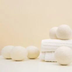 Apeiron Drogerballen - Droogballen - 6 XL Wasbollen - Droger - Duurzaam - Wasmachine - Wasverzachter - Energie Besparen - Zero Waste - Schapenvacht - Wol -Huishoudelijke Benodigdheden Winkel 1200x1200 459