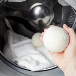 Apeiron Drogerballen - Droogballen - 6 XL Wasbollen - Droger - Duurzaam - Wasmachine - Wasverzachter - Energie Besparen - Zero Waste - Schapenvacht - Wol -Huishoudelijke Benodigdheden Winkel 1200x1200 460