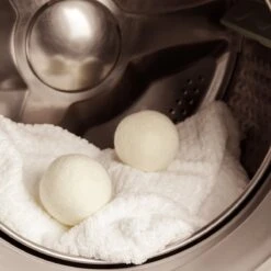 FAVE Drogerballen XL - 6 Stuks - Inclusief 2x Lavendelolie & Opbergzakje - Wasbol - Wasballen - Doseerbol - Droogballen - Duurzaam 13 FAVE Drogerballen XL - 6 Stuks - Inclusief 2x Lavendelolie & Opbergzakje - Wasbol - Wasballen - Doseerbol - Droogballen - Duurzaam -Huishoudelijke Benodigdheden Winkel 1200x1200 487