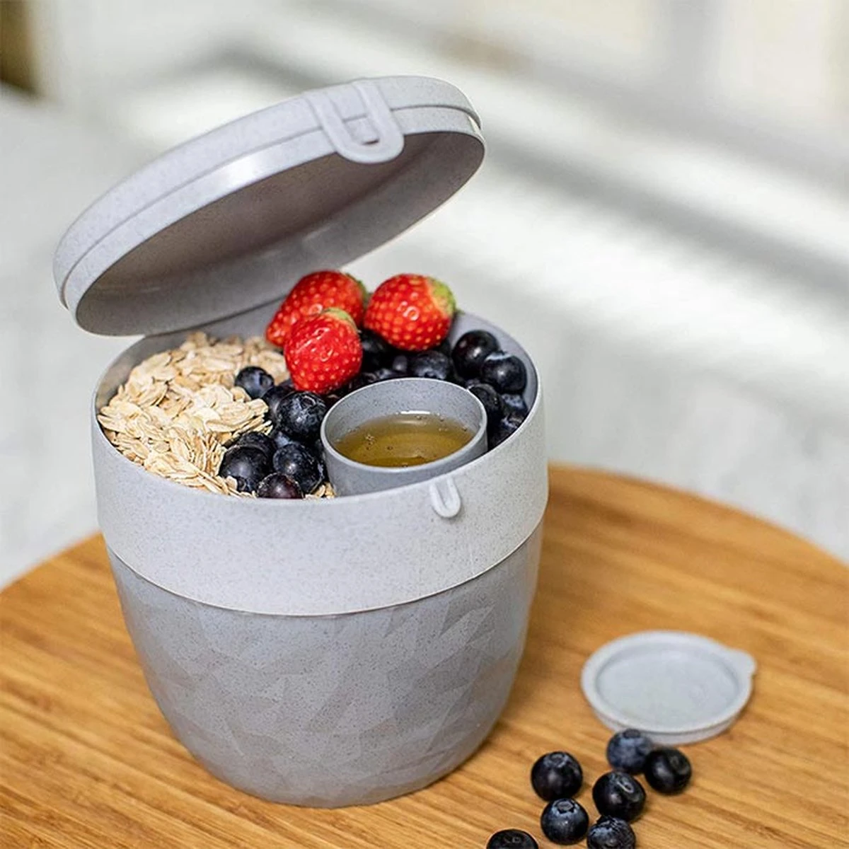 Koziol – Lunchbox / Lunchpot 1.0L – Praktische Muesli / Salade Beker To Go - 3 Compartimenten – Geschikt Voor Vriezer, Magnetron En Vaatwasser 1 Koziol – Lunchbox / Lunchpot 1.0L – Praktische Muesli / Salade Beker To Go - 3 Compartimenten – Geschikt Voor Vriezer, Magnetron En Vaatwasser
