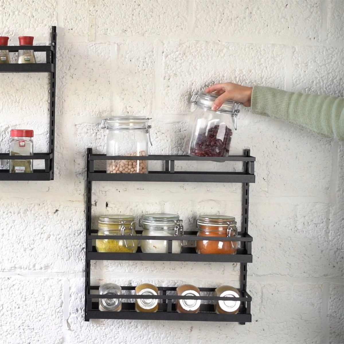 Soome Viljo - Kruidenrek Ophangbaar - Keukenrek - Wandrek - Keuken Organizer - 5 Laags - Verstelbaar - Staal - Zwart - H85xB42.5cm 4 Soome Viljo - Kruidenrek Ophangbaar - Keukenrek - Wandrek - Keuken Organizer - 5 Laags - Verstelbaar - Staal - Zwart - H85xB42.5cm - Afbeelding 4