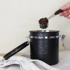 House Of Husk Koffieblik Met CO² Ventilatie - Bewaarblik - Voorraadbussen - Voorraadblik - RVS - Zwart - 1.5 Liter -Huishoudelijke Benodigdheden Winkel 1200x1200 704