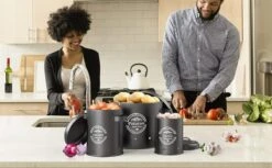 Professionele Bewaardozen - Set Van 3 - Voor Aardappels, Uien En Knoflook - Retro Design - Voorraadcontainer Van Metaal - Keukenopslag - Groentes Bewaren Voor Lange Tijd - Perfect Cadeau Voor In De Keuken -Huishoudelijke Benodigdheden Winkel 1200x742 2