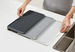 Joseph Joseph - Tier - Afdruipmat - Uitschuifbaar - Grijs -Huishoudelijke Benodigdheden Winkel 1200x836 4