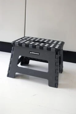PUHLMANN - Inklapbare Kruk, JAMES, Plastic, Grijs, 22 Cm Hoog, Max 100 Kilo 12 PUHLMANN - Inklapbare Kruk, JAMES, Plastic, Grijs, 22 Cm Hoog, Max 100 Kilo -Huishoudelijke Benodigdheden Winkel 797x1200 3