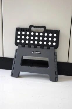 PUHLMANN - Inklapbare Kruk, JAMES, Plastic, Grijs, 22 Cm Hoog, Max 100 Kilo 13 PUHLMANN - Inklapbare Kruk, JAMES, Plastic, Grijs, 22 Cm Hoog, Max 100 Kilo -Huishoudelijke Benodigdheden Winkel 797x1200 4