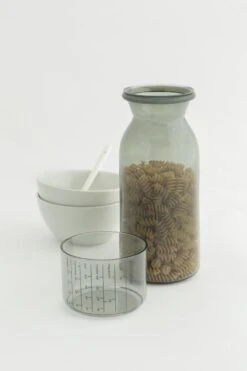 Brabantia Voorraadbussen Met Maatbeker Set Van 2 - 1,3 L - Dark Grey -Huishoudelijke Benodigdheden Winkel 799x1200 4