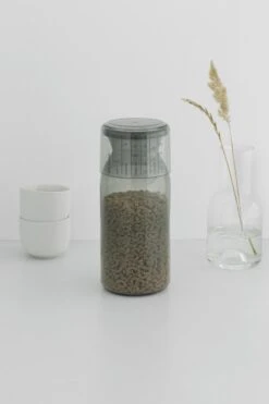 Brabantia Voorraadbussen Met Maatbeker Set Van 2 - 1,3 L - Dark Grey -Huishoudelijke Benodigdheden Winkel 799x1200 6