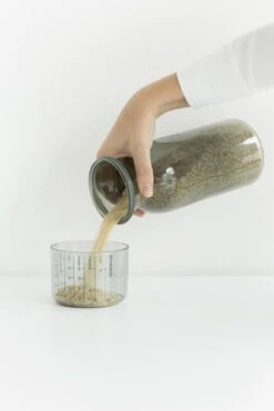 Brabantia Voorraadbussen Met Maatbeker Set Van 2 - 1,3 L - Dark Grey -Huishoudelijke Benodigdheden Winkel 799x1200 7