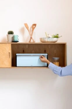 Brabantia Broodtrommel - Met Klepdeksel - Dreamy Blue -Huishoudelijke Benodigdheden Winkel 800x1200 4