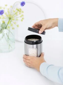 Brabantia Voorraadbus - 1,4 L - Matt Steel Fingerprint Proof / Matt Black Deksel - Met Venster -Huishoudelijke Benodigdheden Winkel 895x1200